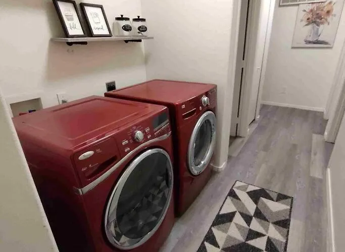 New Desert Oasis Hot Tub 4 Beds 3 Smart Tv Minutes From Luke Air Force Base & Camelback Ranch Holiday home Glendale