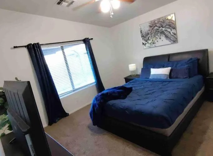 New Desert Oasis Hot Tub 4 Beds 3 Smart Tv Minutes From Luke Air Force Base & Camelback Ranch Holiday home Glendale