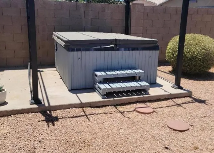 New Desert Oasis Hot Tub 4 Beds 3 Smart Tv Minutes From Luke Air Force Base & Camelback Ranch Holiday home
