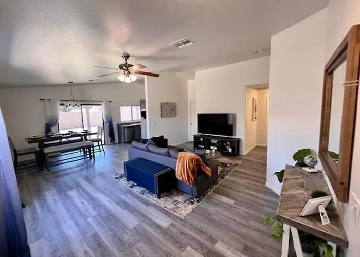 New Desert Oasis Hot Tub 4 Beds 3 Smart Tv Minutes From Luke Air Force Base & Camelback Ranch Holiday home Glendale