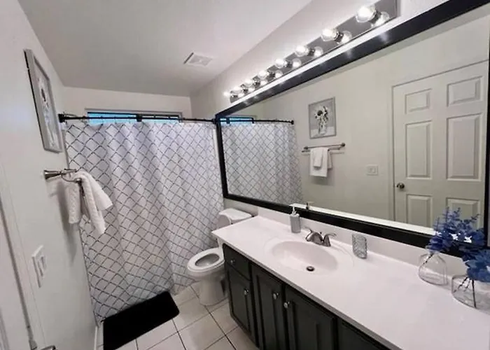 New Desert Oasis Hot Tub 4 Beds 3 Smart Tv Minutes From Luke Air Force Base & Camelback Ranch Holiday home Glendale