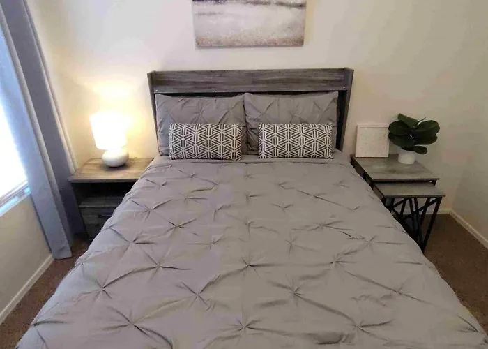 Holiday home New Desert Oasis Hot Tub 4 Beds 3 Smart Tv Minutes From Luke Air Force Base & Camelback Ranch Glendale